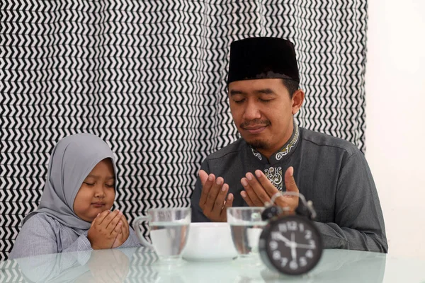 Homem Muçulmano Asiático Sua Filha Rezando Juntos Sala Jantar Quebrando — Fotografia de Stock