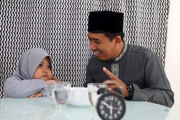 Hombre Musulmán Asiático Hablando Con Hija Comedor Romper Ayuno Concepto —  Fotos de Stock