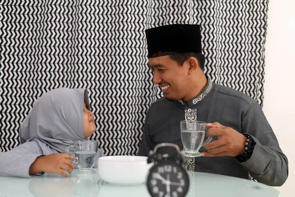 Asiatischer Muslimischer Mann Mit Seiner Tochter Esszimmer Fastenbrechen Ramadhan Konzept — Stockfoto