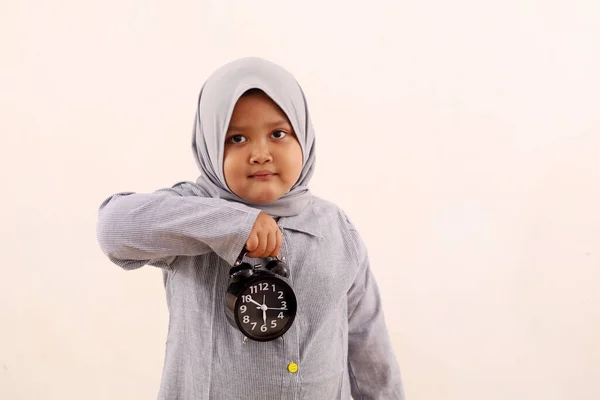 Ασιατικό Μουσουλμανικό Κοριτσάκι Στέκεται Ενώ Κρατάει Ένα Ρολόι Ιδέα Του — Φωτογραφία Αρχείου