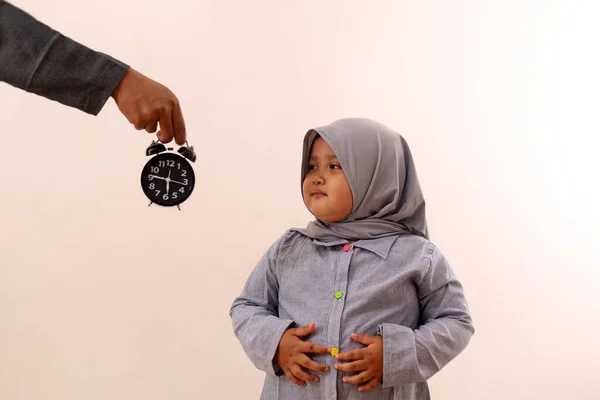 Muslim Asia Gadis Kecil Merasa Lapar Menunggu Untuk Melakukan Puasa — Stok Foto