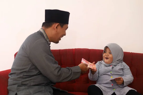 Asiático Muçulmano Criança Sentindo Animado Receber Dinheiro Seu Pai Conceito — Fotografia de Stock