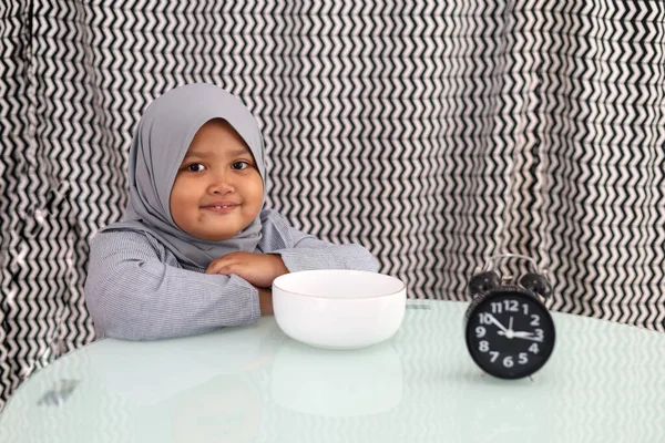Feliz Niña Musulmana Asiática Sentada Mientras Espera Romper Ayuno Concepto — Foto de Stock