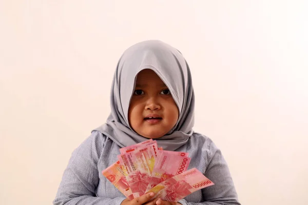 Mutlu Asyalı Müslüman Küçük Kız Endonezya Banknotları Tutuyor Beyaz Arkaplanda — Stok fotoğraf