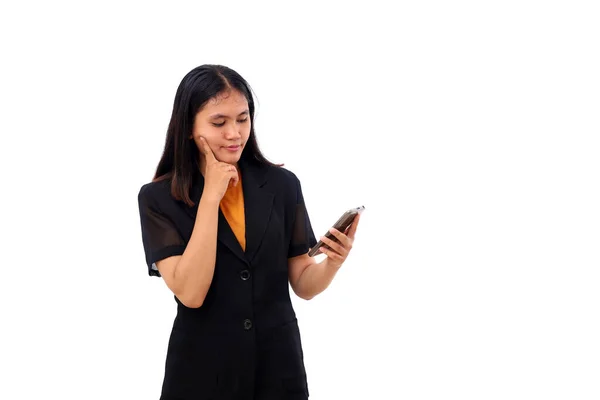 Молода Азіатська Бізнес Леді Думає Про Щось Тримаючи Мобільний Телефон — стокове фото