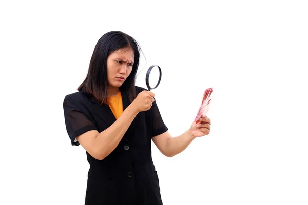 Jovem Mulher Negócios Asiática Observar Notas Indonésias Usando Lupa Isolado — Fotografia de Stock