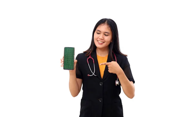 Glückliche Junge Asiatische Ärztin Zeigt Auf Leeres Handydisplay Isoliert Auf — Stockfoto