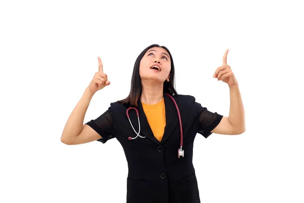 Jovem Asiático Médico Enquanto Drapejando Estetoscópio Apontando Algo Acima Dela — Fotografia de Stock
