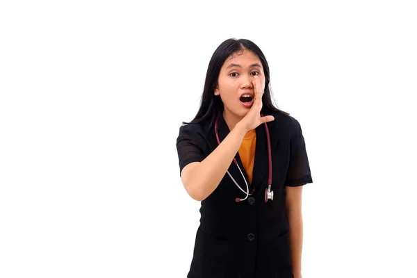 ささやき声や何かを話している間に聴診器を持った若いアジア人医師 — ストック写真