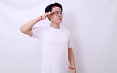 Endonezyalı erkekler 17 Ağustos 'ta Endonezya' nın bağımsızlık gününü saygılı jestlerle kutladılar