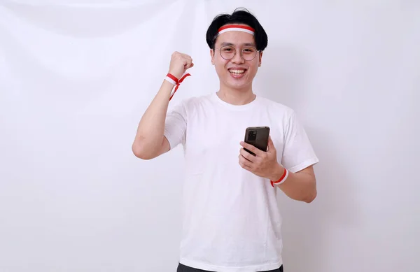 8月17日是印度尼西亚独立日 亚洲人用红白丝带和电话庆祝 — 图库照片