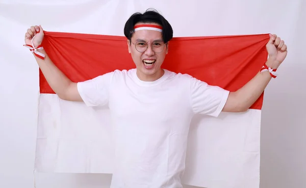 アジア人男性は8月17日にインドネシア独立記念日を祝う — ストック写真