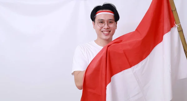 Ázsiai Férfi Augusztus Ünnepli Indonézia Függetlenségének Napját Indonéz Zászló Tiszteletben — Stock Fotó