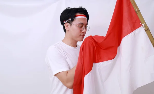 Homme Asiatique Célèbre Indépendance Indonésie Août Embrassant Drapeau Indonésien Isolé — Photo
