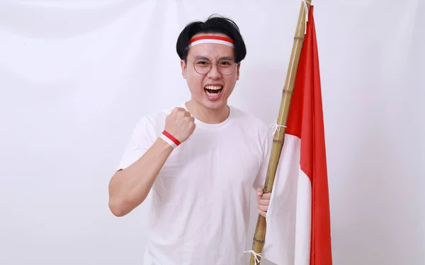 アジア人男性は8月17日にインドネシア独立記念日を祝う — ストック写真