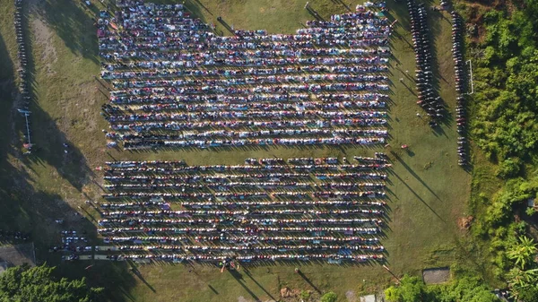 Aerial View Emberek Imádkoznak Eid Fitr Pályán Reggel — Stock Fotó