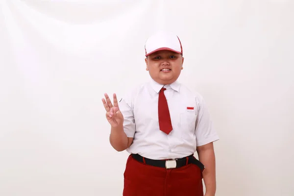 Általános Iskolás Diák Piros Fehér Egyenruhát Visel Három Ujjat Mutat — Stock Fotó