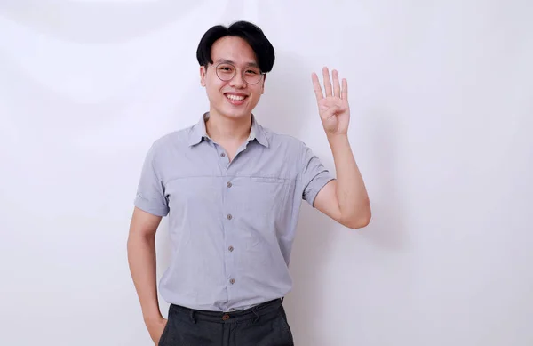 Счастливый Азиат Стоит Показывая Четыре Пальца Изолированный Белом Фоне — стоковое фото