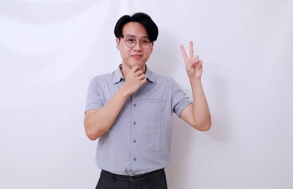 Homem Asiático Feliz Enquanto Mostra Dois Dedos Isolado Sobre Fundo — Fotografia de Stock