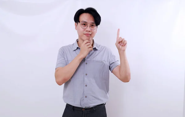 Glad Asiatisk Man Som Står Och Visar Ett Finger Isolerad — Stockfoto