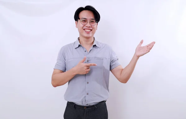 Щасливий Дорослий Азіатський Чоловік Вказує Презентує Щось Ізольовані Білому Тлі — стокове фото