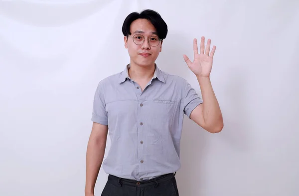 Χαρούμενος Ασιάτης Στέκεται Ενώ Δείχνει Πέντε Δάχτυλα Απομονωμένα Λευκό Φόντο — Φωτογραφία Αρχείου