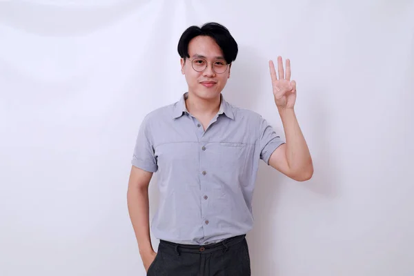 Feliz Hombre Asiático Pie Mientras Muestra Tres Dedos Aislado Sobre — Foto de Stock