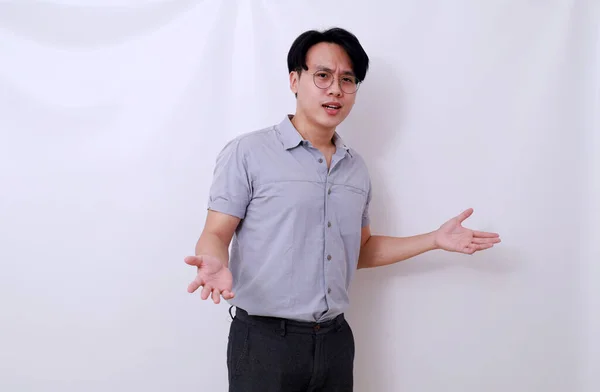 Hombre Asiático Pie Con Gesto Confuso Aislado Sobre Blanco — Foto de Stock