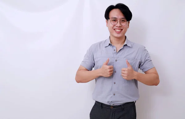 Zufriedener Asiatischer Mann Lächelt Während Daumen Nach Oben Zeigt Isoliert — Stockfoto