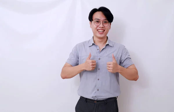 Spännande Asiatisk Man Som Ler Medan Han Visar Tummen Upp — Stockfoto