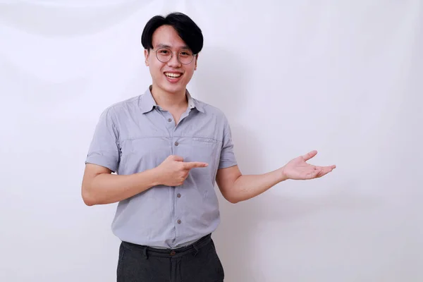 Gelukkig Aziatisch Man Presenteert Iets Naast Hem Geïsoleerd Wit — Stockfoto