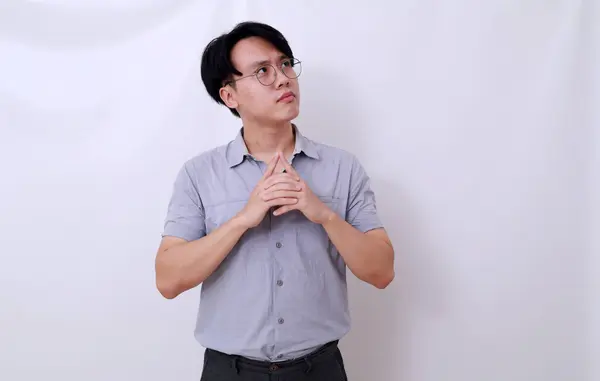 Nachdenklicher Asiatischer Mann Der Oben Steht Isoliert Auf Weißem Hintergrund — Stockfoto
