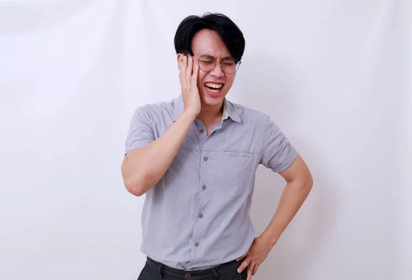 大声で笑いながら立っているアジア人男性 白地に隔離された — ストック写真