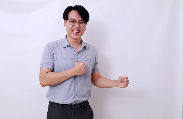 Bem Sucedido Asiático Homem Com Mãos Punho Isolado Sobre Fundo — Fotografia de Stock