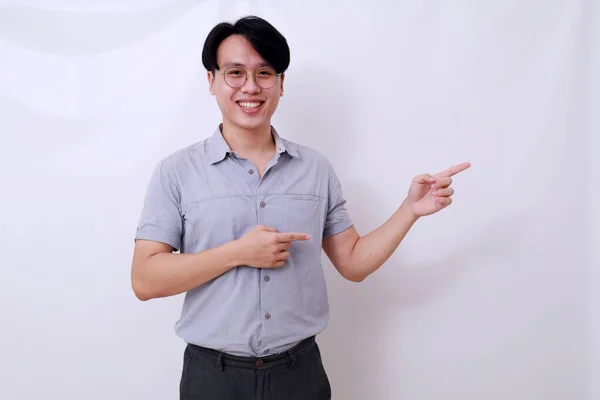 Щасливий Азіатський Чоловік Вказує Бік Ізольовані Білому — стокове фото