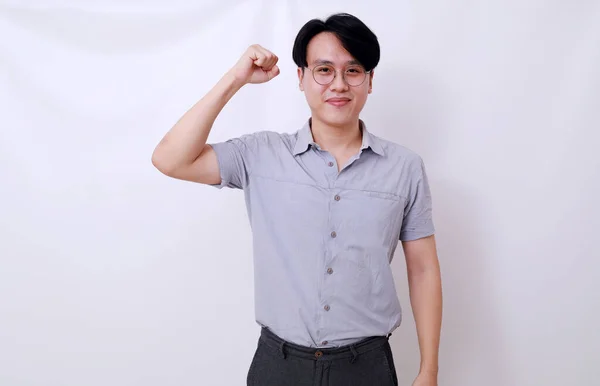 Optimistisk Asiatisk Man Stående Med Spänd Hand Isolerad Vitt — Stockfoto