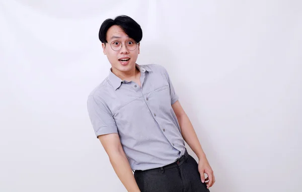Snygg Asiatisk Man Som Står Med Förvånade Uttryck Isolerad Vitt — Stockfoto