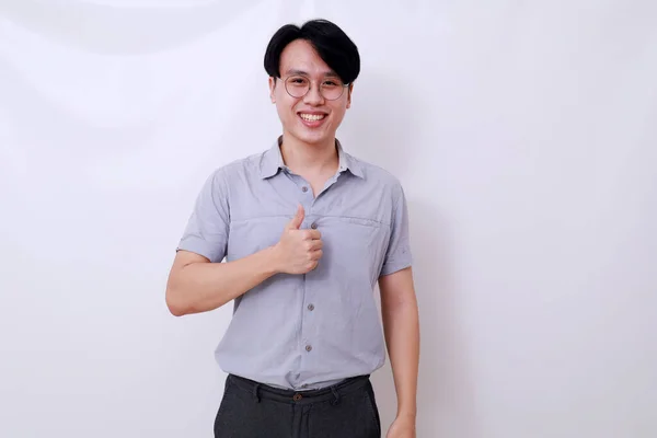 Nöjd Asiatisk Man Stående Medan Han Visar Tummen Upp Isolerad — Stockfoto