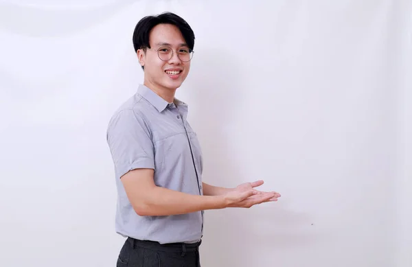 Glad Asiatisk Man Med Något Händerna Isolerad Vitt — Stockfoto