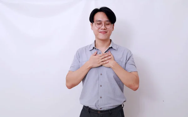 Erleichterter Asiatischer Mann Stehen Während Seine Brust Hält Und Die — Stockfoto