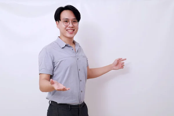 Feliz Hombre Asiático Señalando Presentando Algo Lado Aislado Sobre Blanco — Foto de Stock