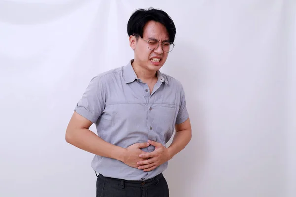 Homem Asiático Sofrendo Dor Estômago Ele Segura Barriga Isolado Branco — Fotografia de Stock