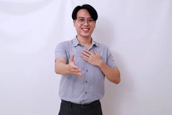 Freundlicher Asiatischer Mann Reicht Seine Hand Isoliert Auf Weißem Hintergrund — Stockfoto