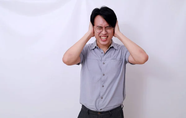 Hombre Asiático Estresado Cubriéndose Los Oídos Ruidos Fuertes Aislado Sobre — Foto de Stock
