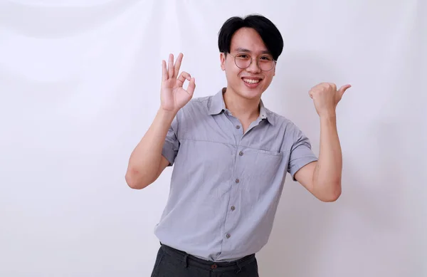 Glücklicher Asiatischer Mann Der Okay Handgeste Zeigt Während Etwas Neben — Stockfoto