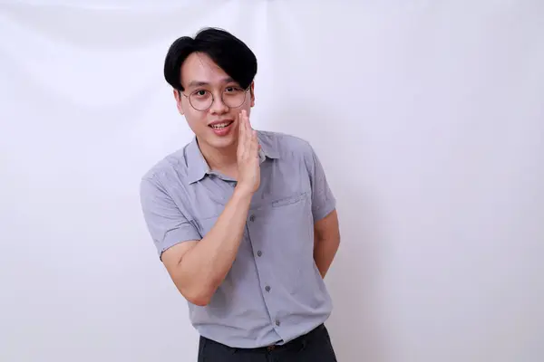 Glücklicher Asiatischer Mann Mit Flüsternder Geste Isoliert Auf Weiß — Stockfoto