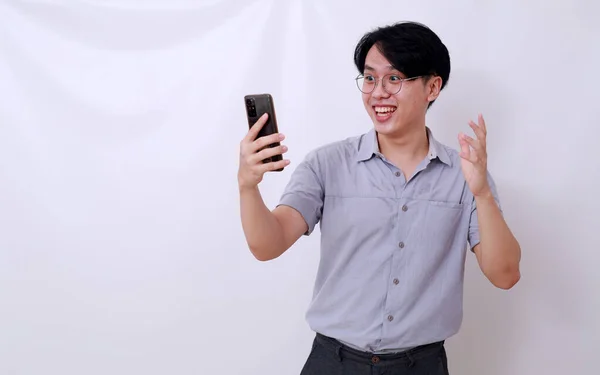 Meglep Hogy Ázsiai Férfi Áll Miközben Híreket Kap Telefonjáról Fehér — Stock Fotó
