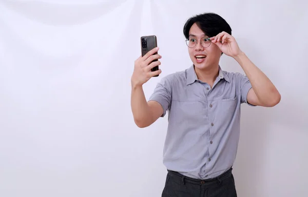 Surpreendido Asiático Homem Receber Uma Boa Notícia Seu Telefone Enquanto — Fotografia de Stock