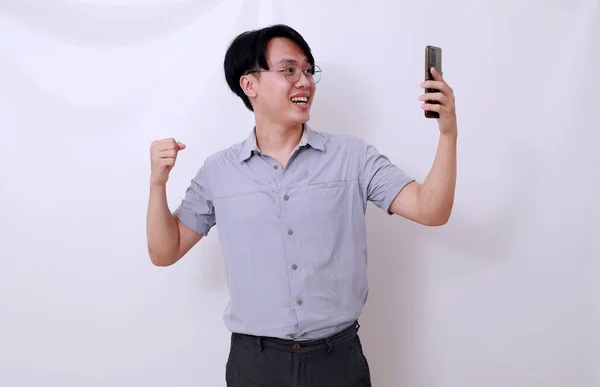 手を洗いながら携帯電話を持っている幸せなアジア人男性 白に隔離された — ストック写真