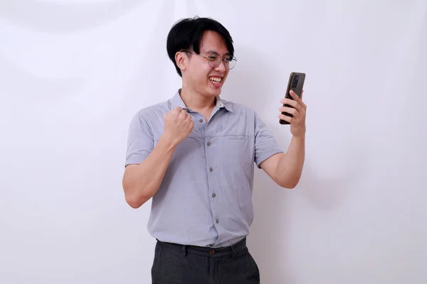 Úspěšný Asiat Držící Mobilní Telefon Svírající Ruku Izolováno Bílém — Stock fotografie